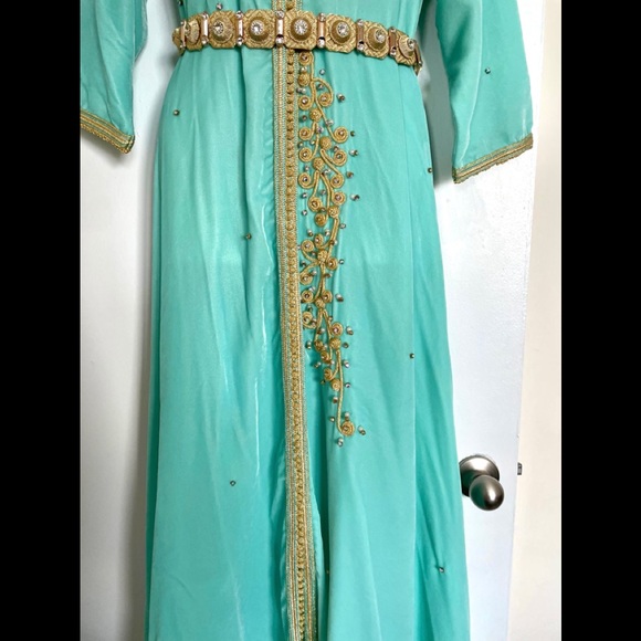 Light blue velvet kaftan with gold embroidery - Picture 5 of 8